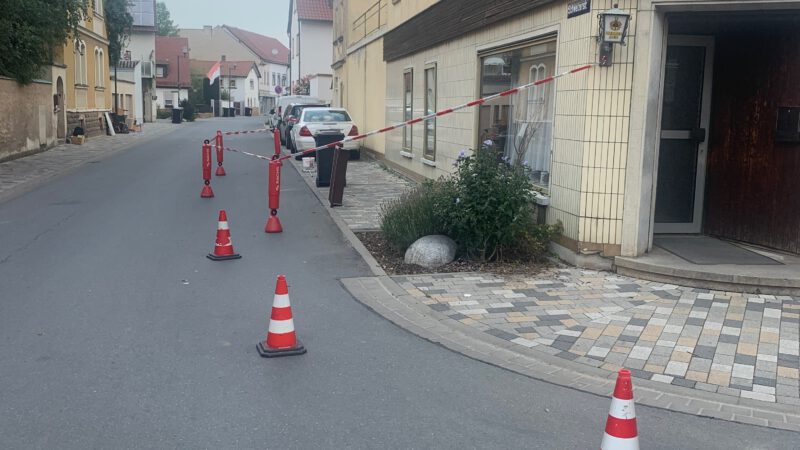 Dachziegel drohten auf Straße zu fallen