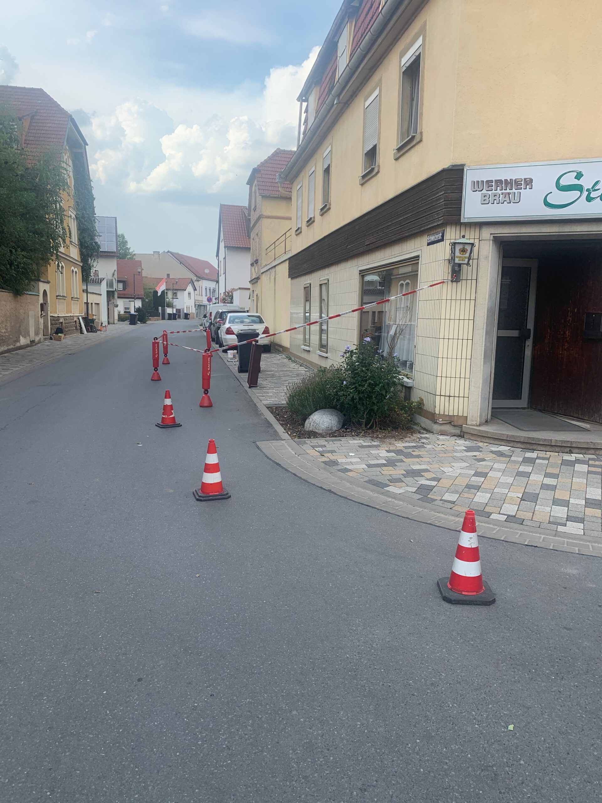 Dachziegel drohten auf Straße zu fallen